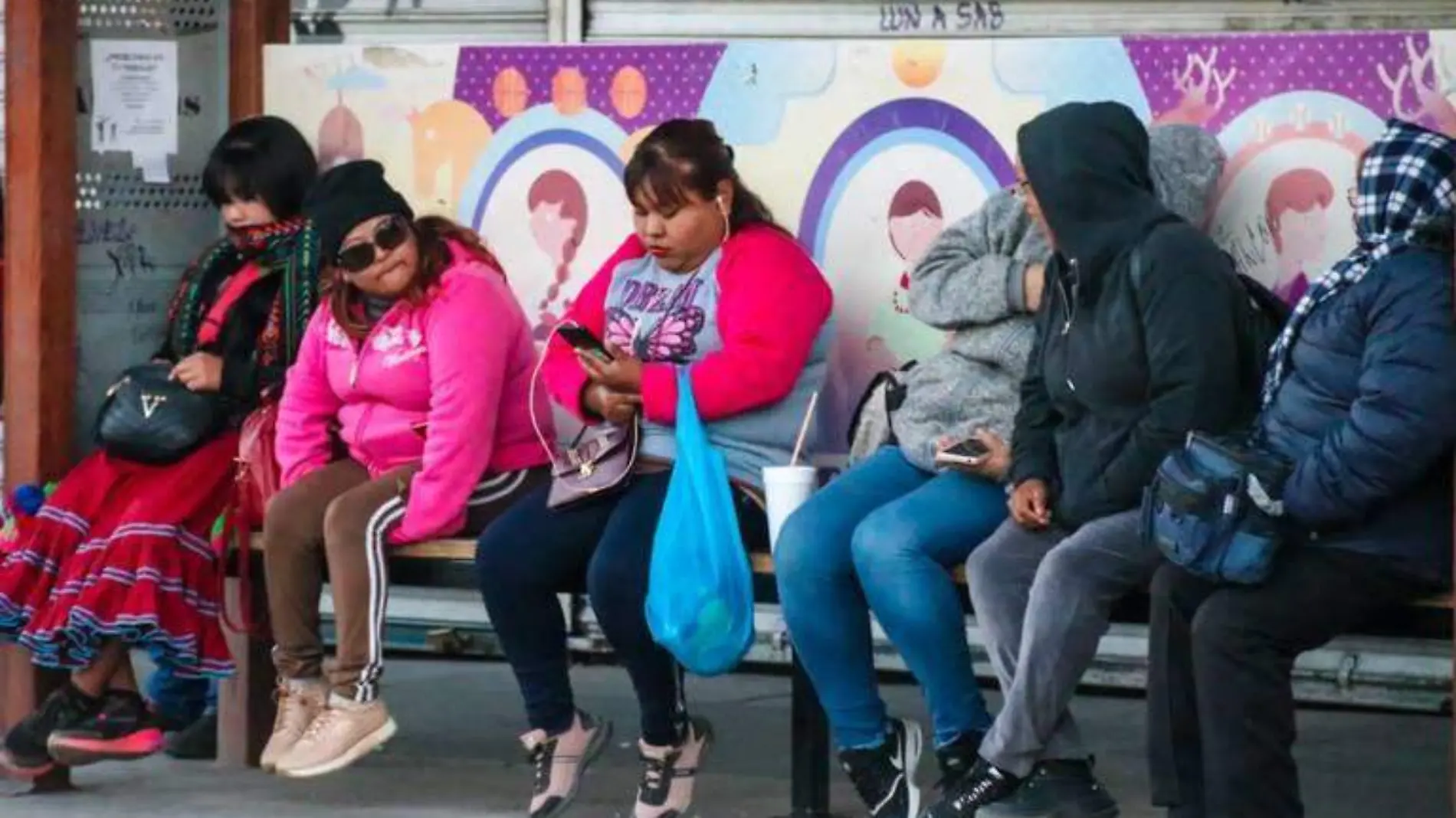 parada de camión clima frío mujeres